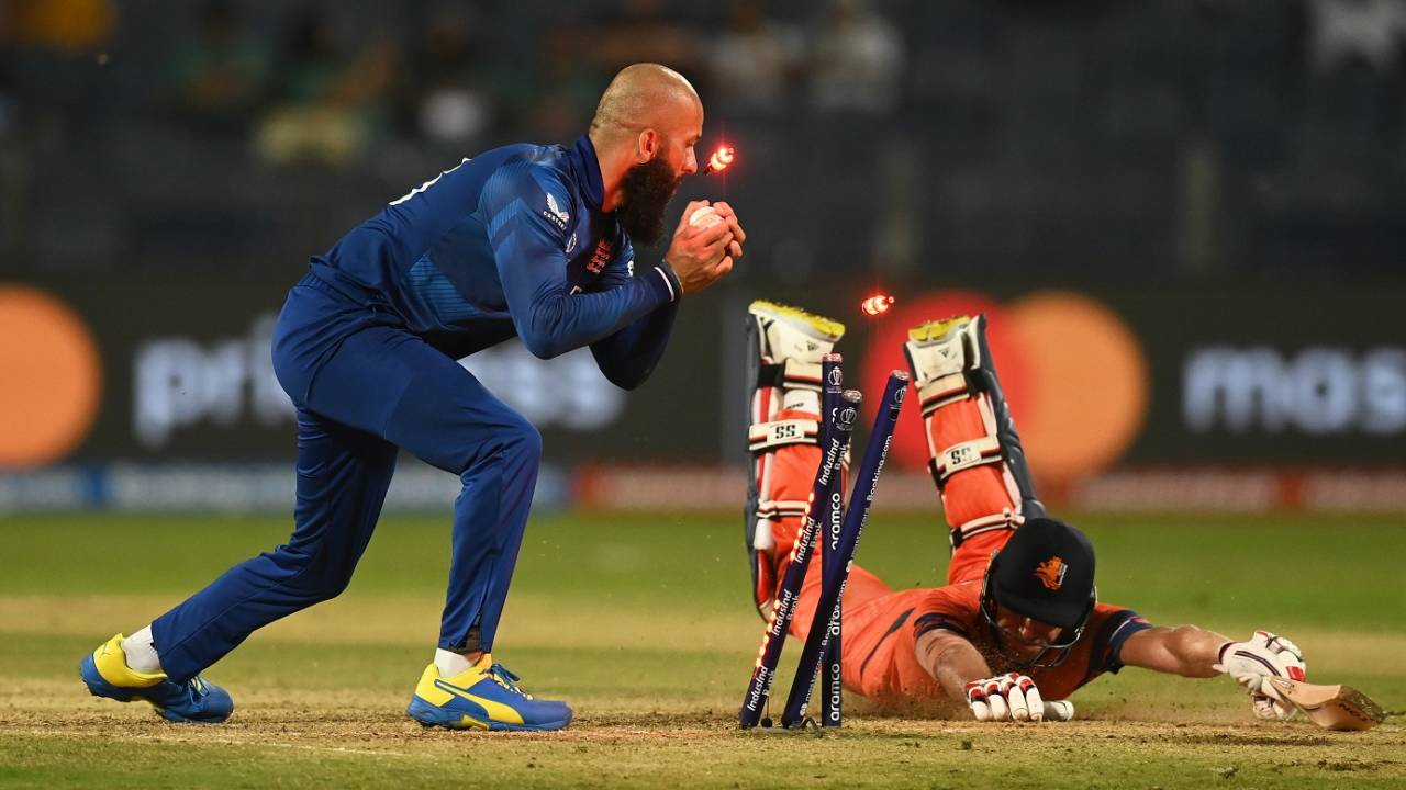 Moeen Ali attempts to run out Wesley Barresi, England vs Netherlands, Men's ODI World Cup, Pune, November 8, 2023