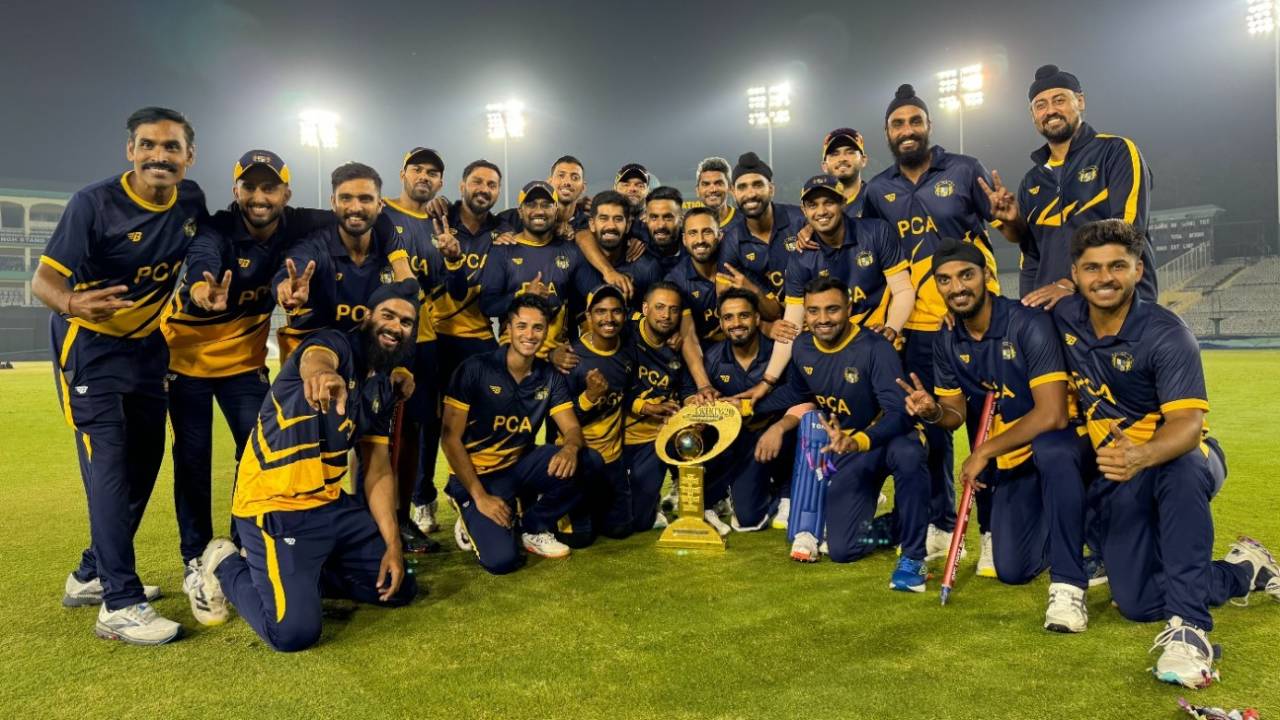 The Punjab players and support staff pose with the trophy, Punjab vs Baroda, final, Syed Mushtaq Ali Trophy, Mohali, November 6, 2023