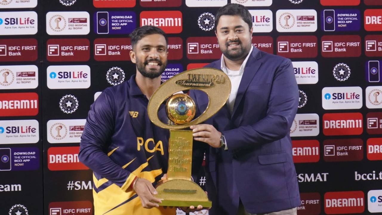 Mandeep Singh collects the trophy from PCA secretary Dilsher Khanna, Punjab vs Baroda, final, Syed Mushtaq Ali Trophy, Mohali, November 6, 2023