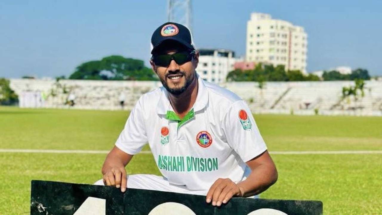 Rajshahi left-arm spinner Sunzamul Islam celebrates after completing 400 wickets in first-class cricket&nbsp;&nbsp;&bull;&nbsp;&nbsp;Sunzamul Islam/Facebook