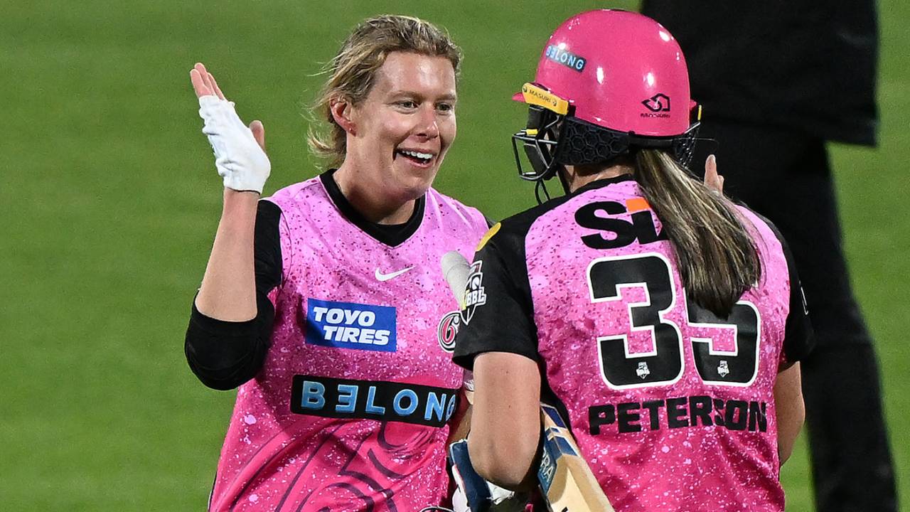 Mathilda Carmichael and Kate Peterson got Sydney Sixers over the line