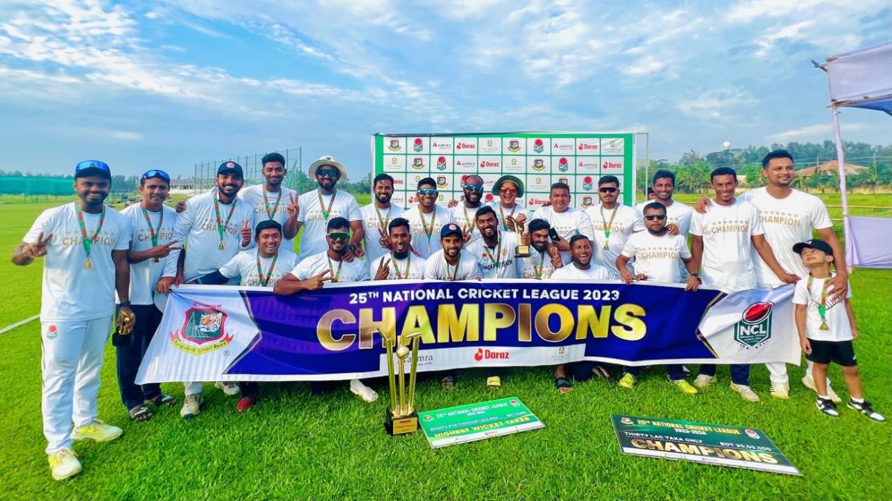 Dhaka Division players celebrate their 2023-24 NCL title after a drawn game against Dhaka Metropolis&nbsp;&nbsp;&bull;&nbsp;&nbsp;BCB