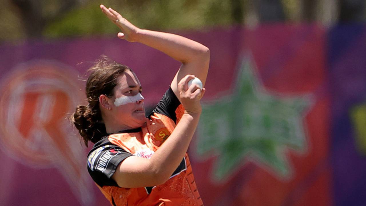 Chloe Ainsworth in her delivery stride, Perth Scorchers vs Sydney Thunder, WBBL, Junction Oval, November 12, 2023