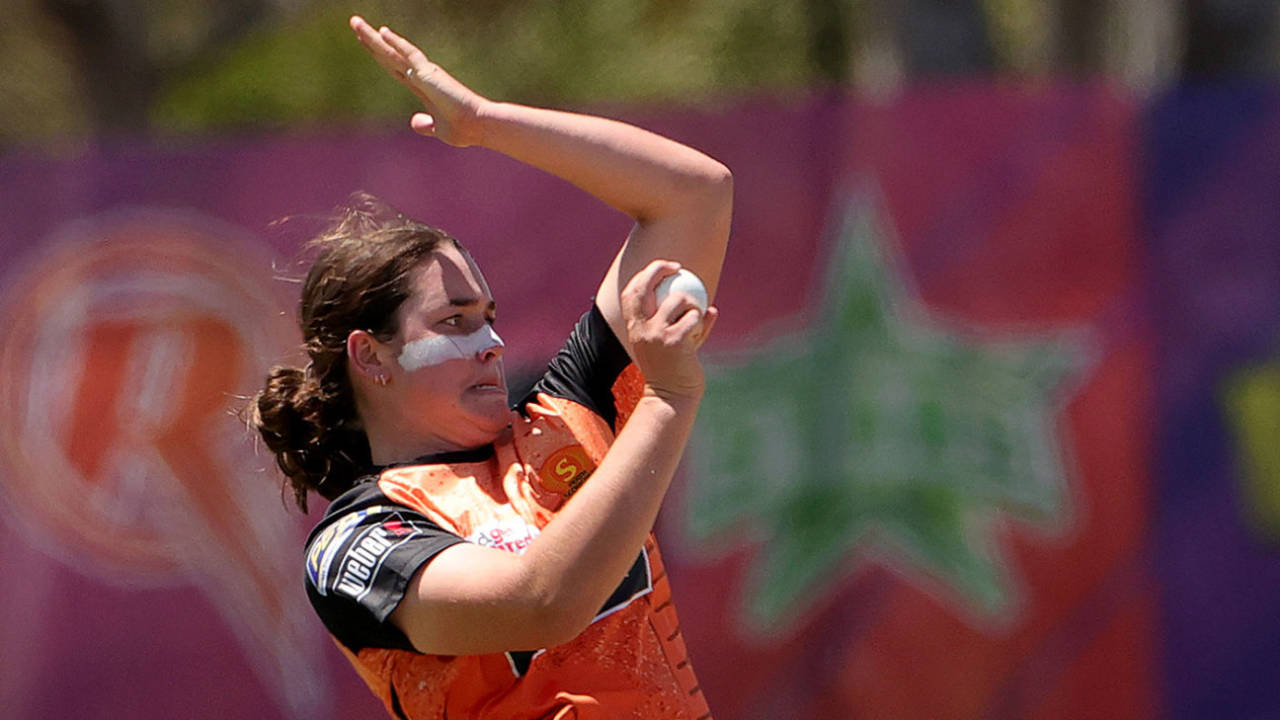 Chloe Ainsworth in her delivery stride, Perth Scorchers vs Sydney Thunder, WBBL, Junction Oval, November 12, 2023