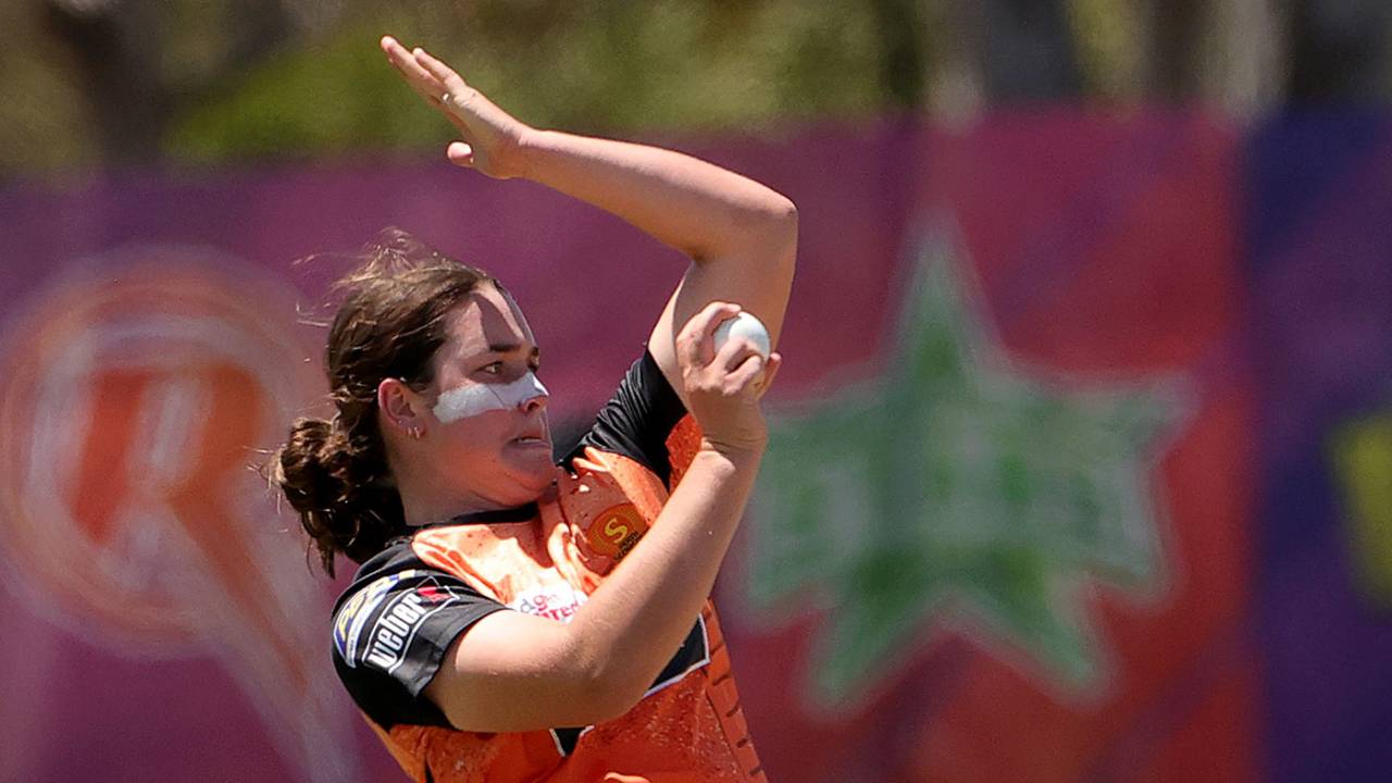 Chloe Ainsworth in her delivery stride, Perth Scorchers vs Sydney Thunder, WBBL, Junction Oval, November 12, 2023