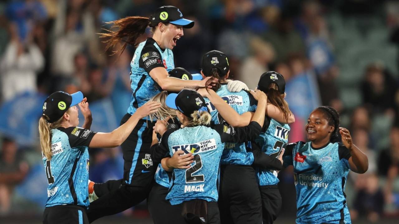 Adelaide Strikers celebrate the winning moment&nbsp;&nbsp;&bull;&nbsp;&nbsp;Getty Images