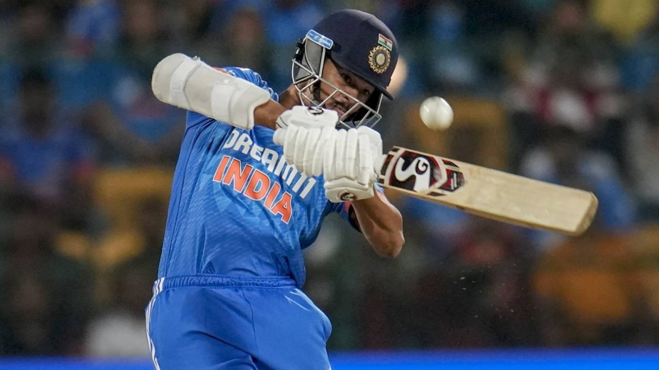 Yashasvi Jaiswal goes after a short ball, India vs Australia, 5th T20I, Bengaluru, December 3, 2023