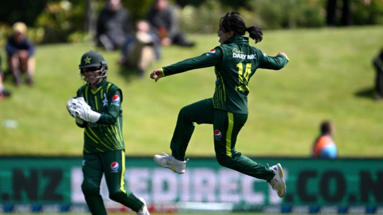 Fatima Sana picked up her second successive three-wicket haul, New Zealand vs Pakistan, 2nd Women's T20I, Dunedin, December 5, 2023