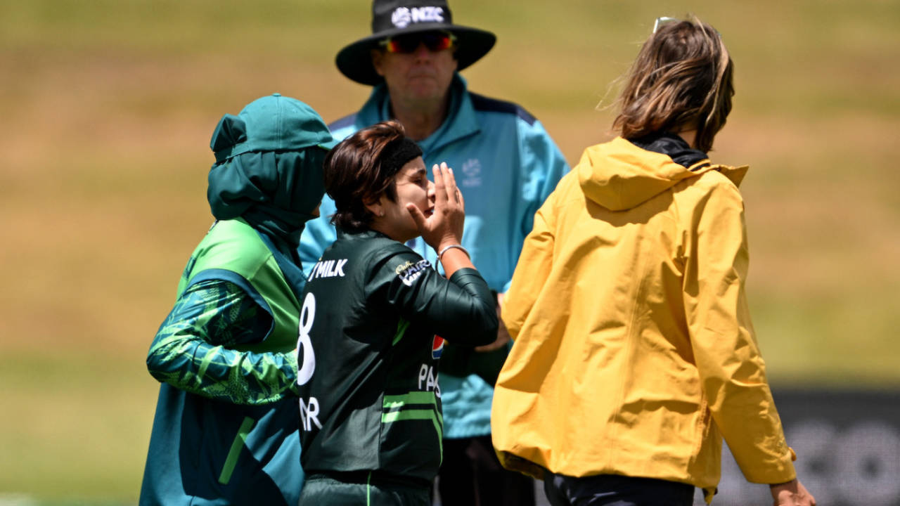 Nida Dar was ruled out of the game after being hit in the face with the ball while bowling, New Zealand vs Pakistan, 1st women's ODI, Queenstown, December 12, 2023