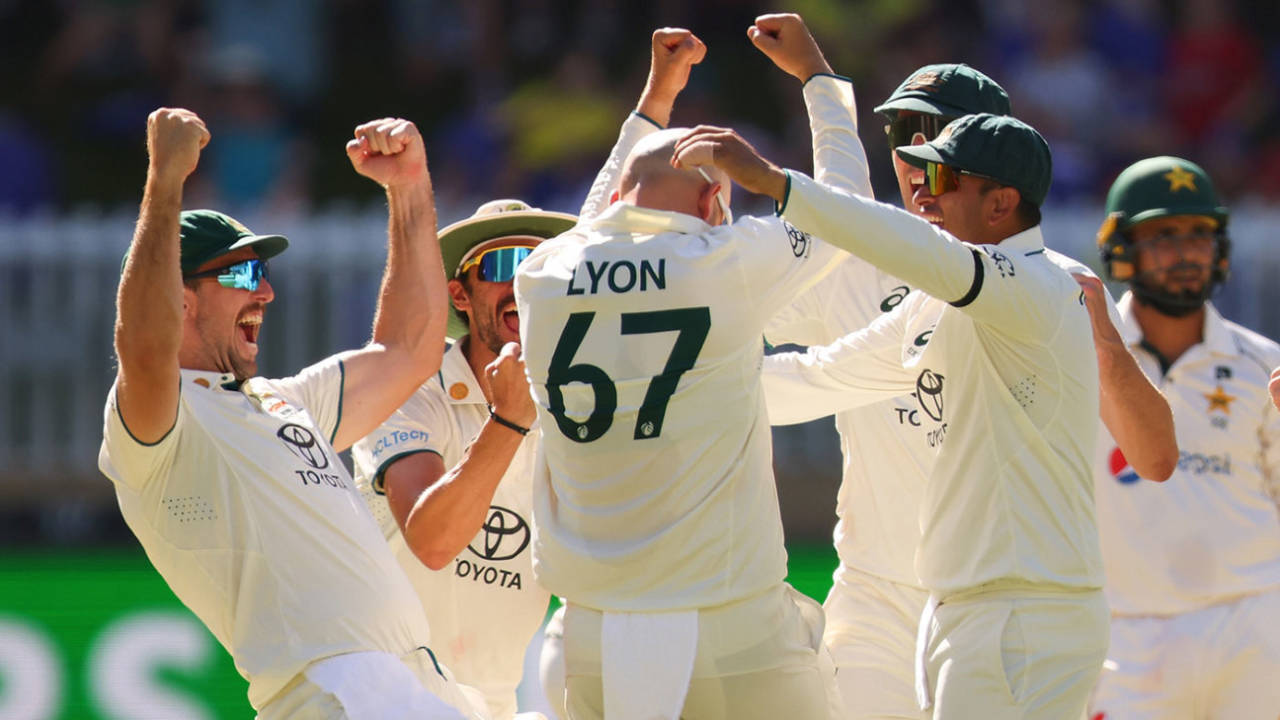 The Australians celebrate with Nathan Lyon after his 500th Test wicket, Australia vs Pakistan, 1st Test, Optus Stadium, Perth, 4th day, December 17, 2023