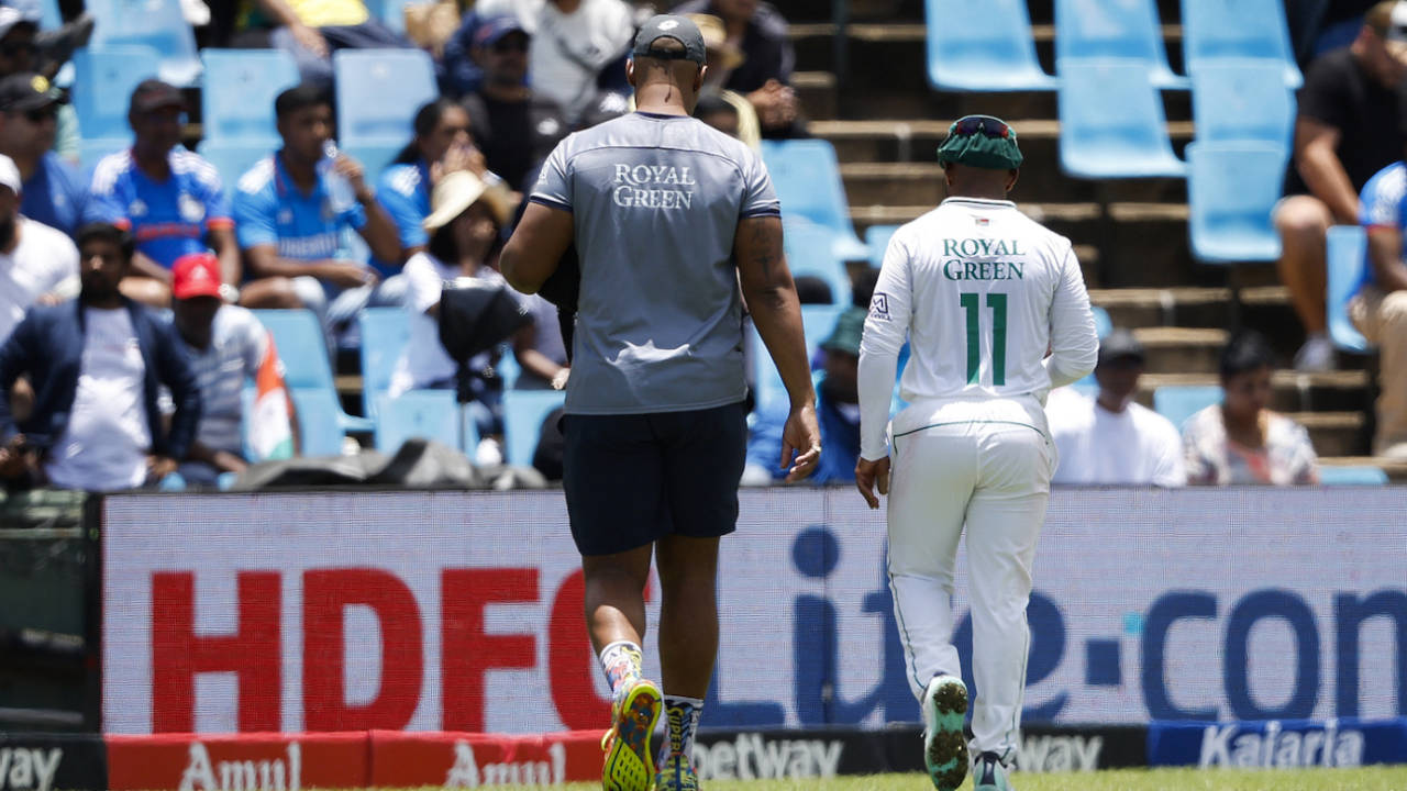 Temba Bavuma had to hobble off after picking up an injury while fielding&nbsp;&nbsp;&bull;&nbsp;&nbsp;AFP/Getty Images