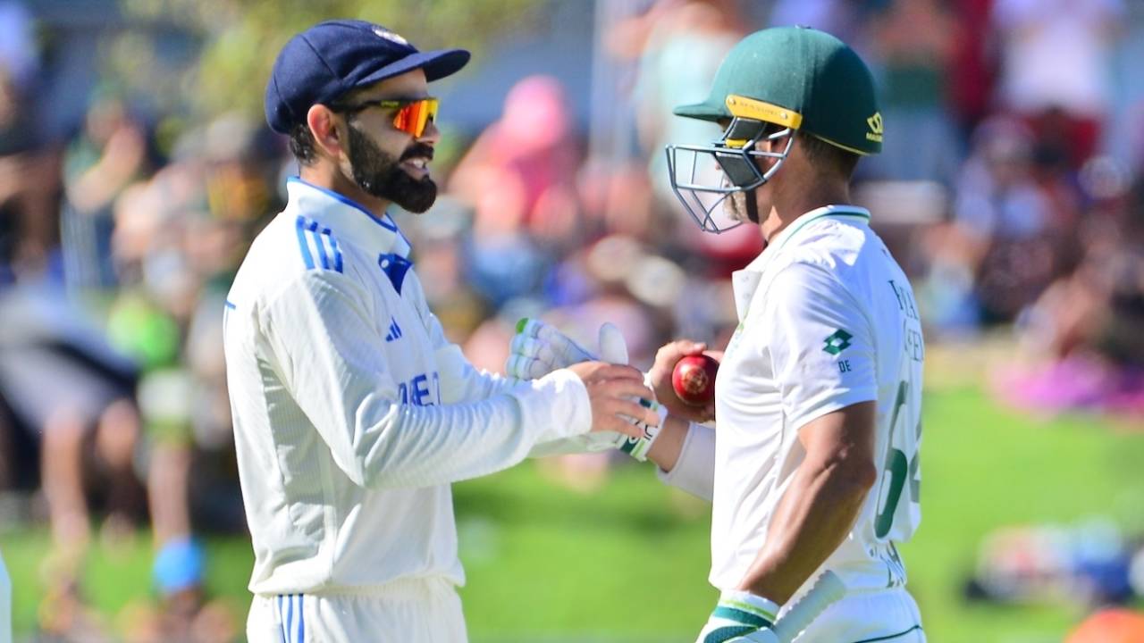 Virat Kohli congratulates Dean Elgar after his final Test innings, South Africa vs India, 2nd Test, Cape Town, 1st day, January 3, 2024