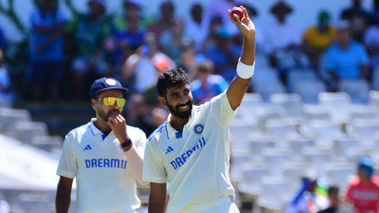 Jasprit Bumrah raises the ball after taking his fifth wicket, South Africa vs India, 2nd Test, Cape Town, 2nd day, January 4, 2024