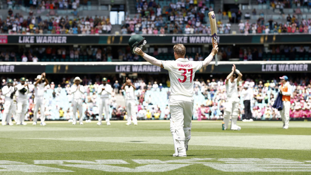 David Warner walks back to a standing ovation after his final Test knock, Australia vs Pakistan, 3rd Test, SCG, 4th day, January 6, 2024