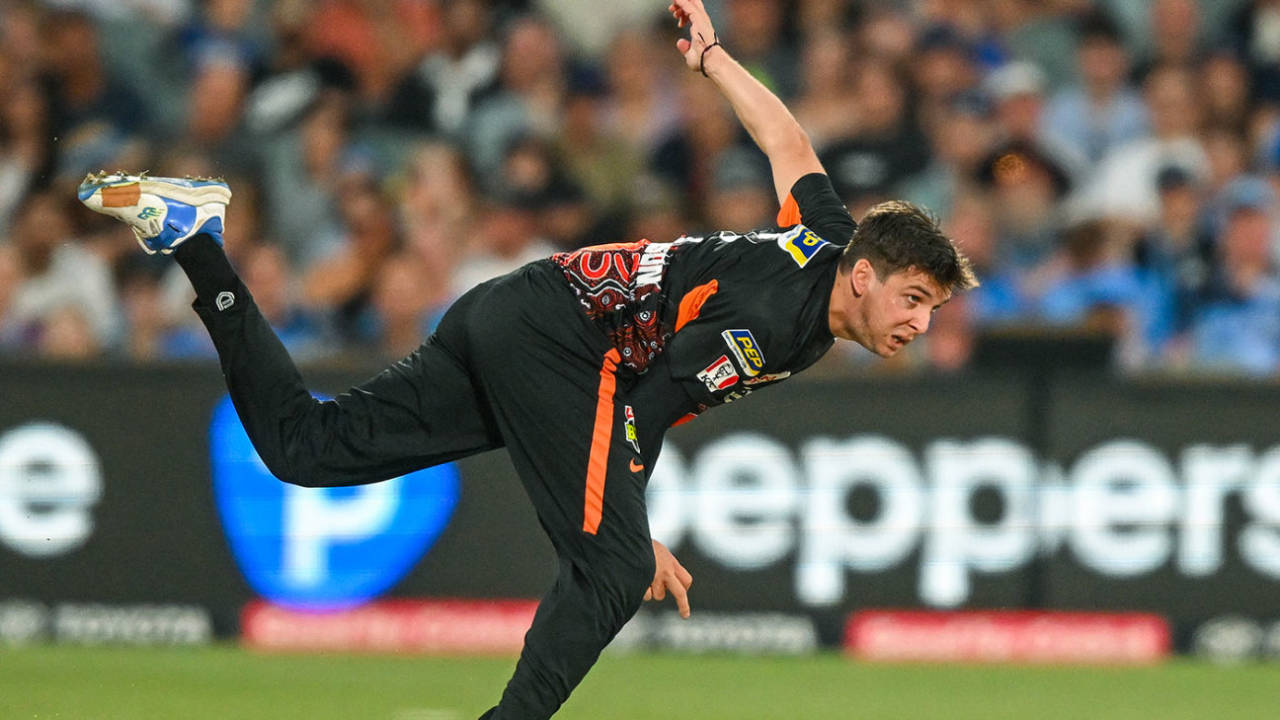Jhye Richardson in his delivery stride, Adelaide Strikers vs Perth Scorchers, BBL, Adelaide Oval, January 5, 2024