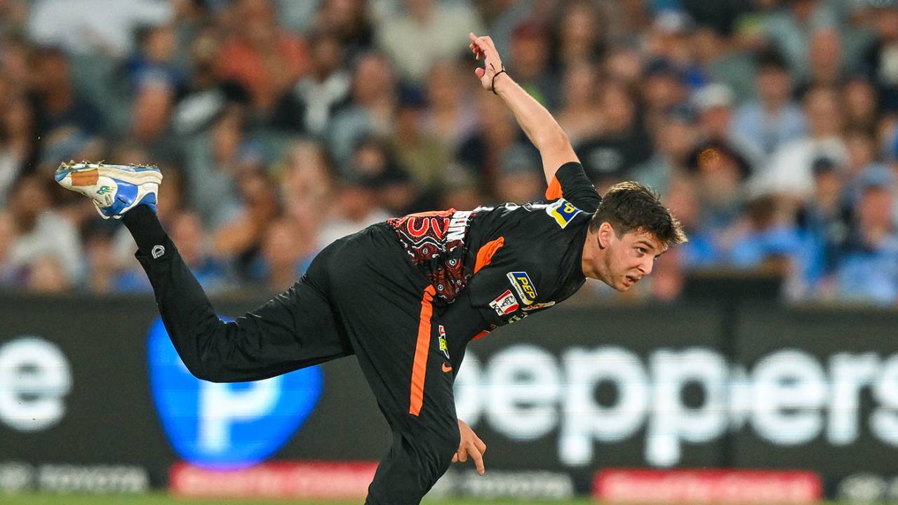 Jhye Richardson in his delivery stride, Adelaide Strikers vs Perth Scorchers, BBL, Adelaide Oval, January 5, 2024