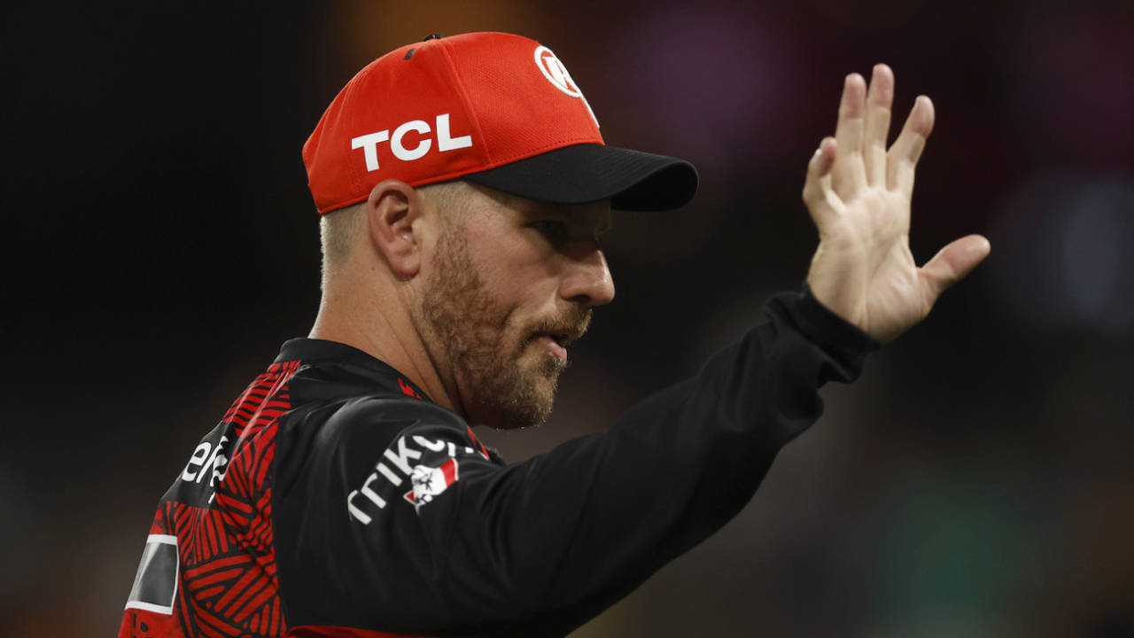 Aaron Finch acknowledges the cheers from the stands, Melbourne Renegades vs Melbourne Stars, BBL, Melbourne, January 13, 2024