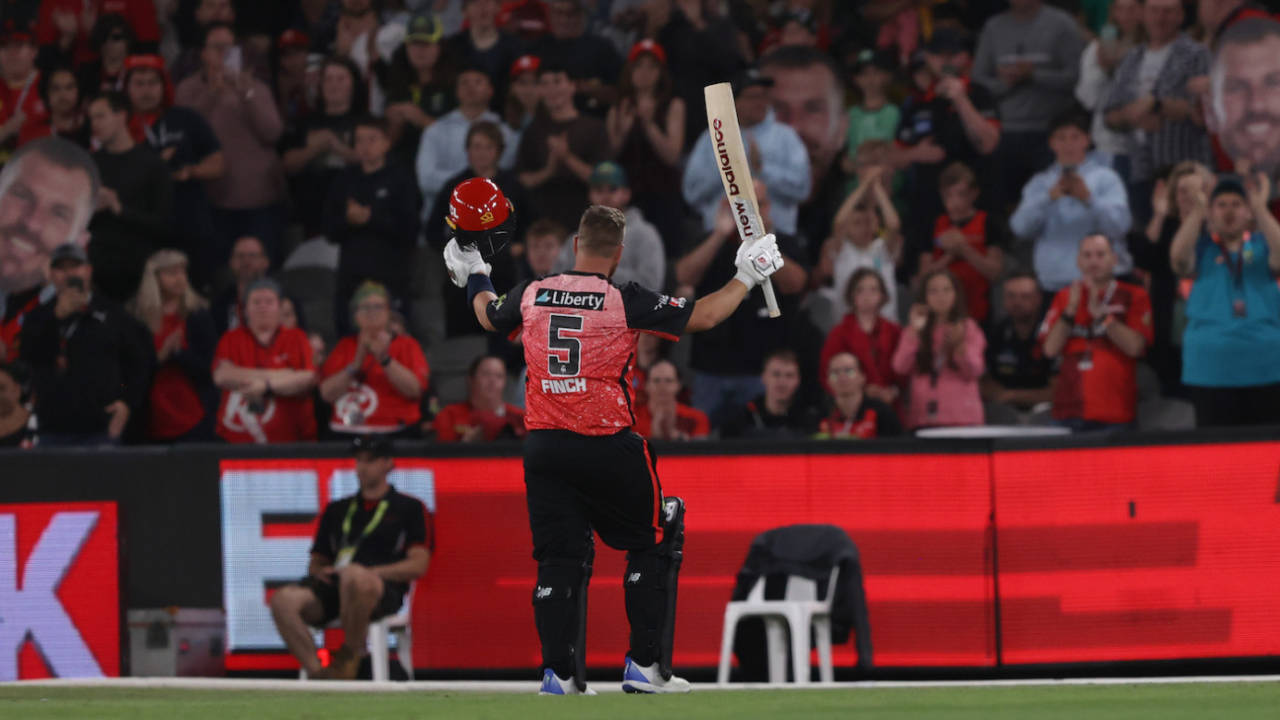 Aaron Finch acknowledges the ovation from the stands as he walks off, Melbourne Renegades vs Melbourne Stars, BBL, Melbourne, January 13, 2024