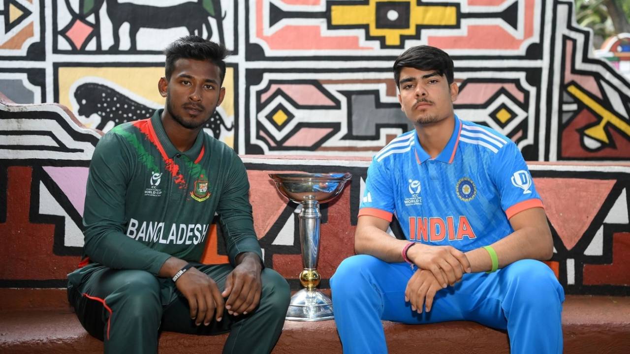 Bangladesh captain Mahfuzur Rahman Rabby and India skipper Uday Saharan pose with the Under-19 World Cup, January 17, 2024