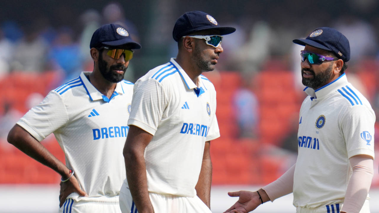 Rohit Sharma chats with R Ashwin and Jasprit Bumrah while looking for wickets, India vs England, 1st Test, Hyderabad, 4th day, January 28, 2024