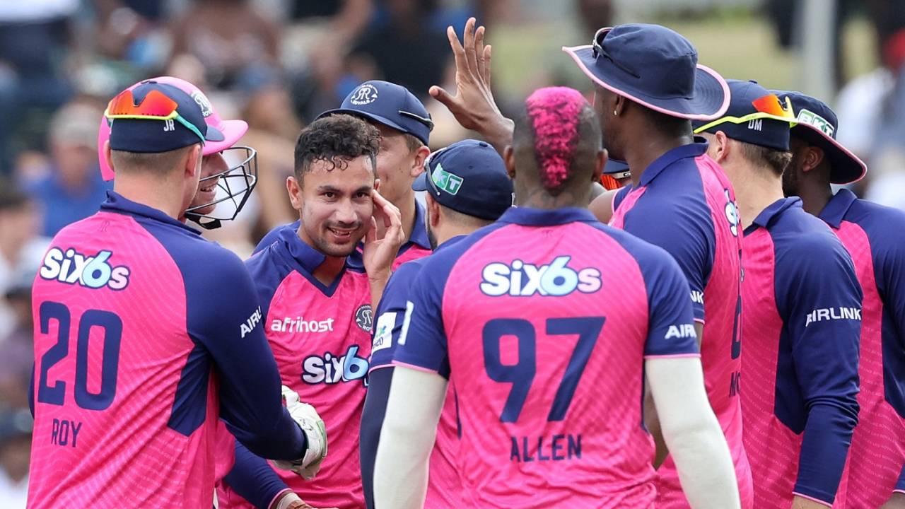 Bjorn Fortuin is congratulated by his team-mates for Quinton de Kock's wicket, Durban's Super Giants vs Paarl Royals, Durban, SA20, January 28, 2024