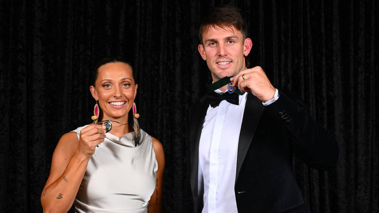 Ashleigh Gardner and Mitchell Marsh with their medals&nbsp;&nbsp;&bull;&nbsp;&nbsp;Getty Images