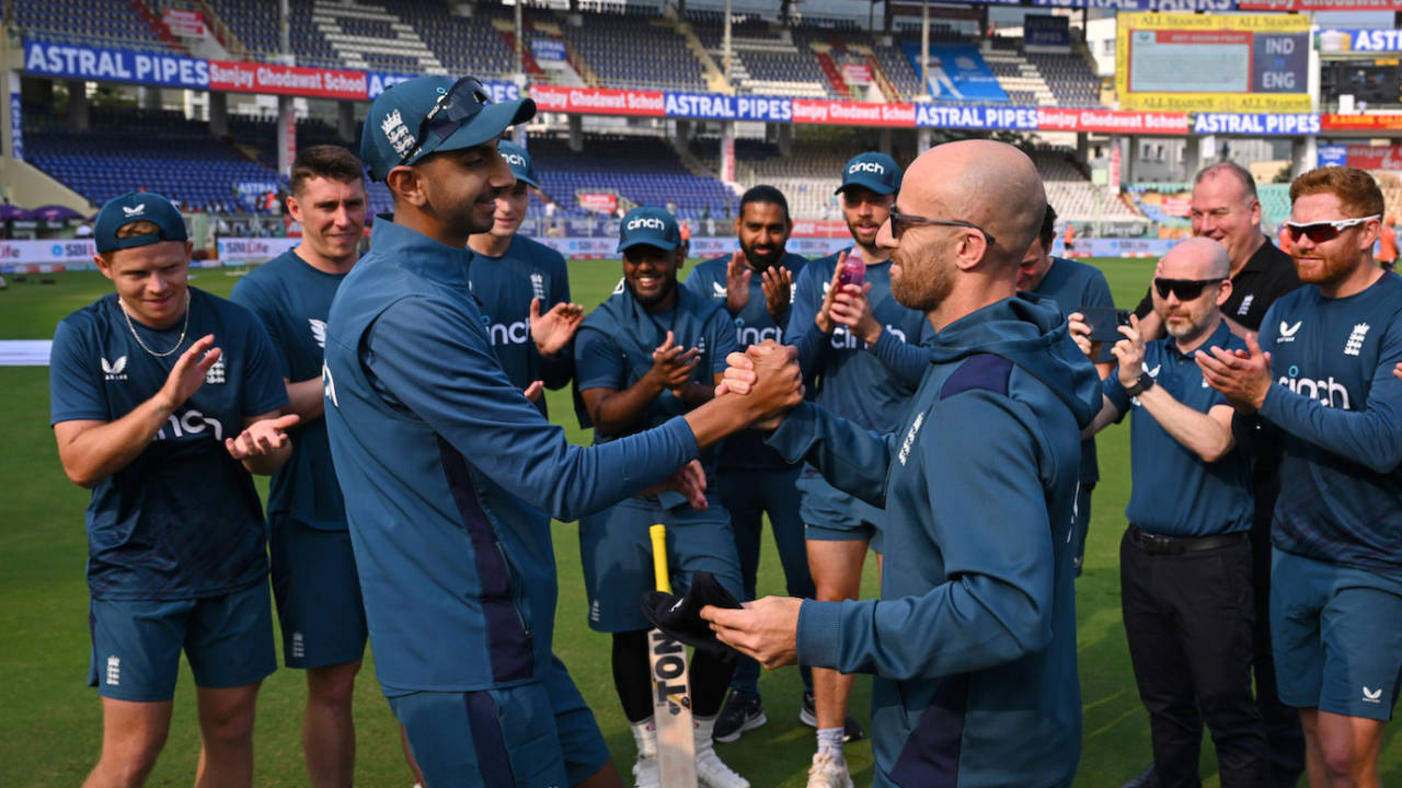 Jack Leach handed a Test cap to Shoaib Bashir, India vs England, 2nd Test, Visakhapatnam, 1st day, February 2, 2024