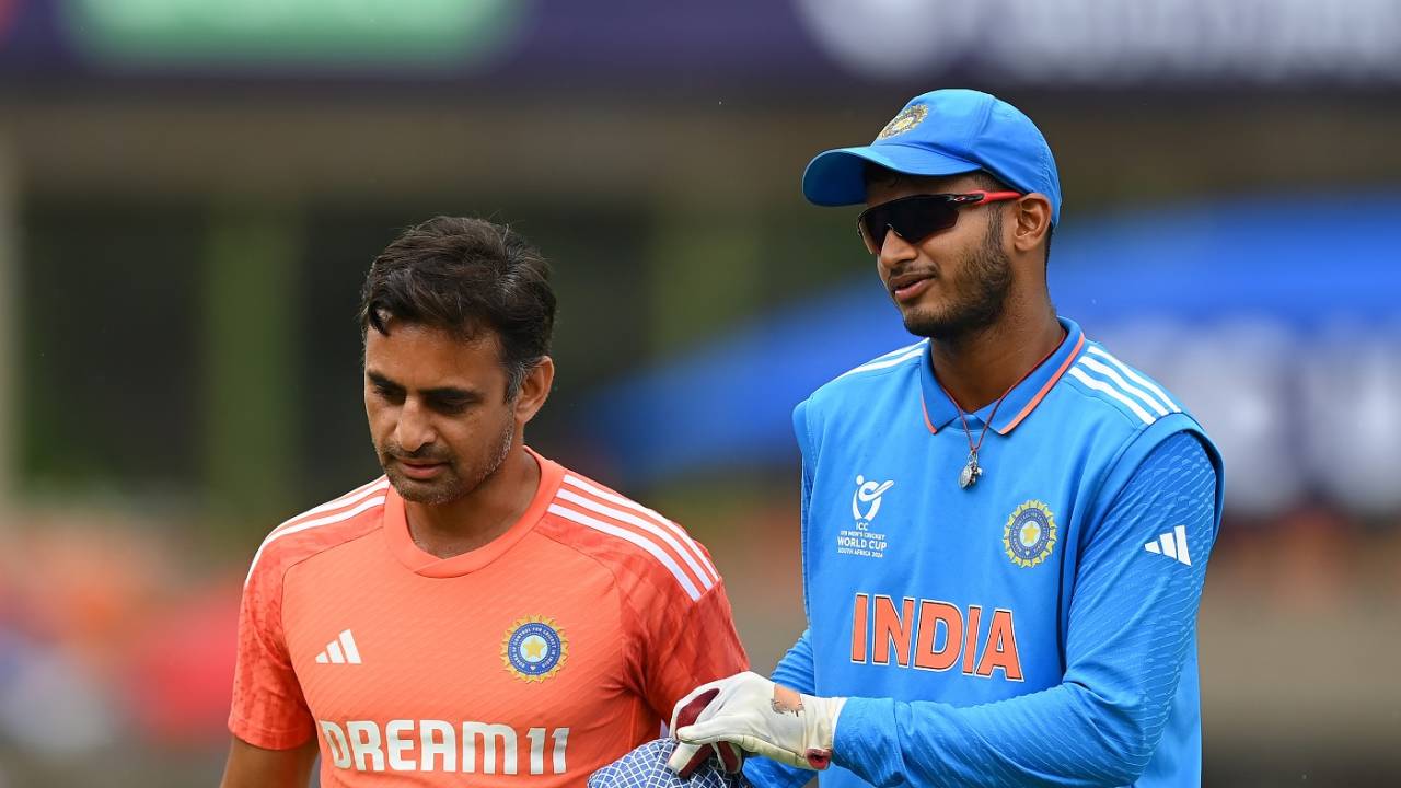 Wicketkeeper Aravelly Avanish was taken off after he hurt his fingers in the field, India vs Nepal, Bloemfontein, Under-19 Men's World Cup, February 2, 2024