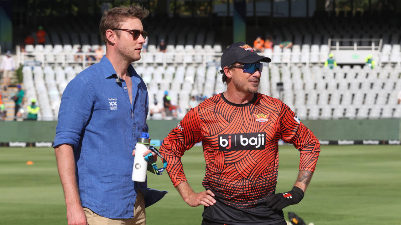 Stuart Broad and Dale Steyn have a chat at the SA20, Sunrisers Eastern Cape vs Durban's Super Giants, SA20, Qualifier 1, Cape Town, February 6, 2024