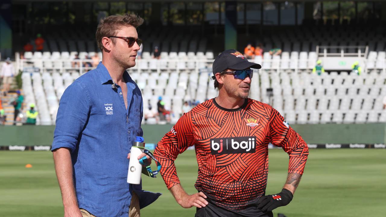 Stuart Broad and Dale Steyn have a chat at the SA20