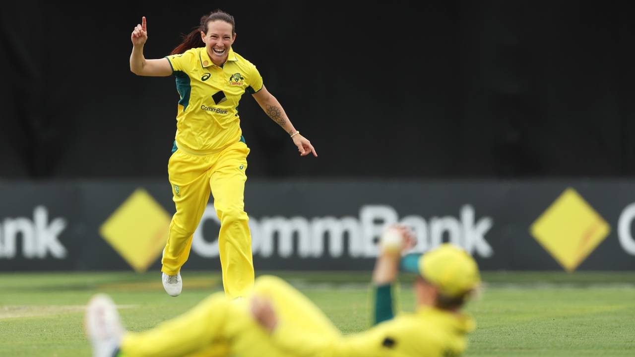 Megan Schutt struck in the opening over, Australia vs South Africa, 2nd ODI, North Sydney Oval, Sydney, February 7, 2024