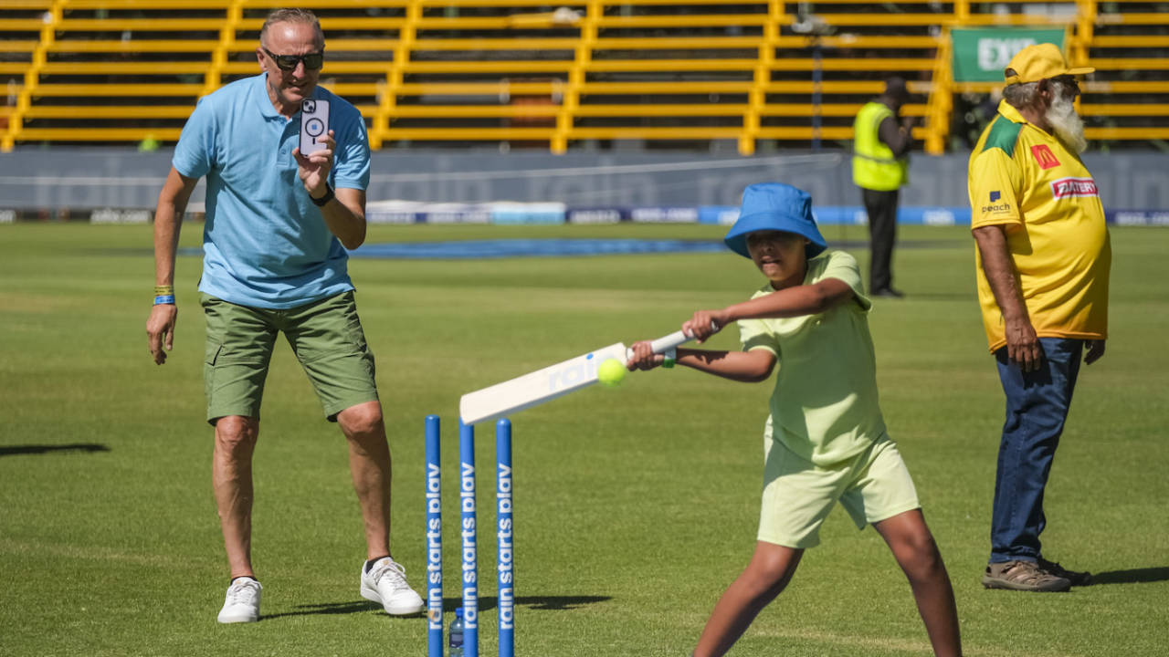 Allan Donald takes a video of a kid batting, Joburg Super Kings vs Paarl Royals, Johannesburg, SA20, Eliminator, February 7, 2024