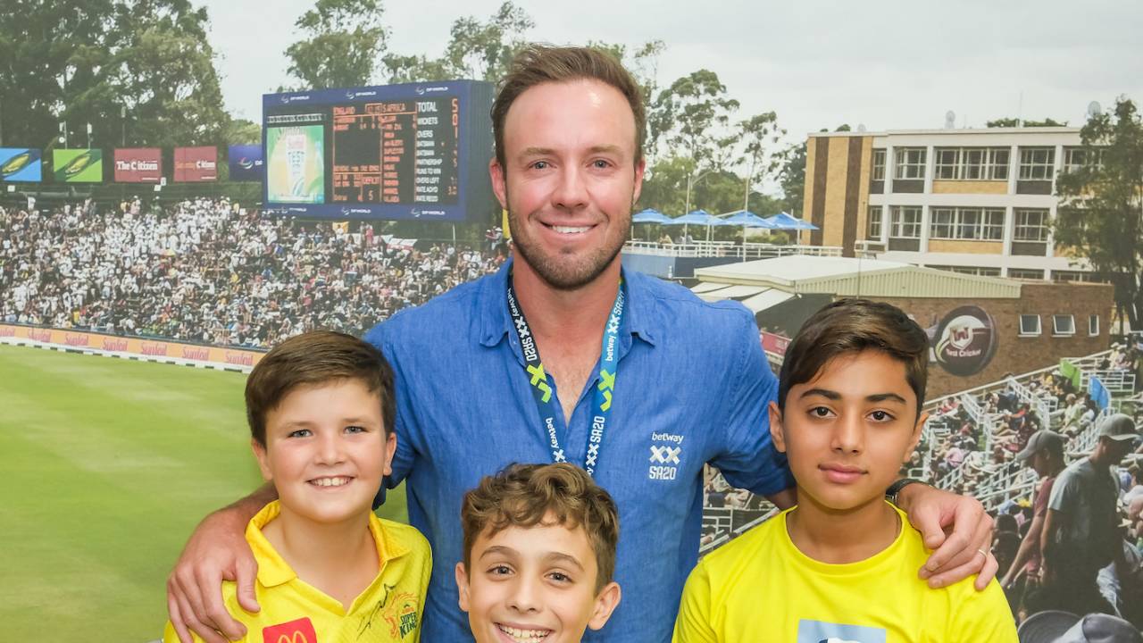 AB de Villiers poses for a picture with young fans, Joburg Super Kings vs Durban's Super Giants, SA20 2024, Qualifier 2, Johannesburg, February 8, 2024