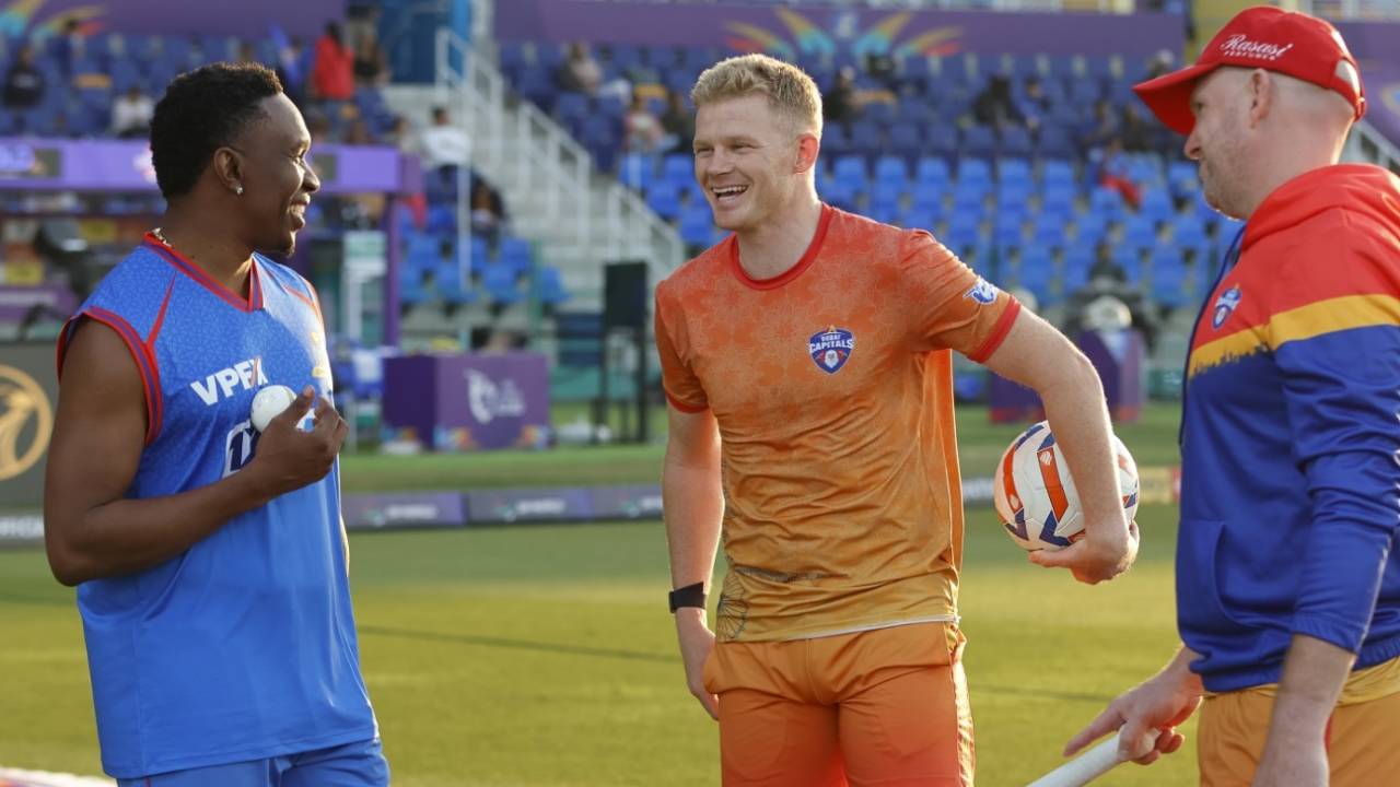 Sam Billings, Dwayne Bravo and Ben Dunk have a chat, MI Emirates vs Dubai Capitals, ILT20, Abu Dhabi, February 10, 2024
