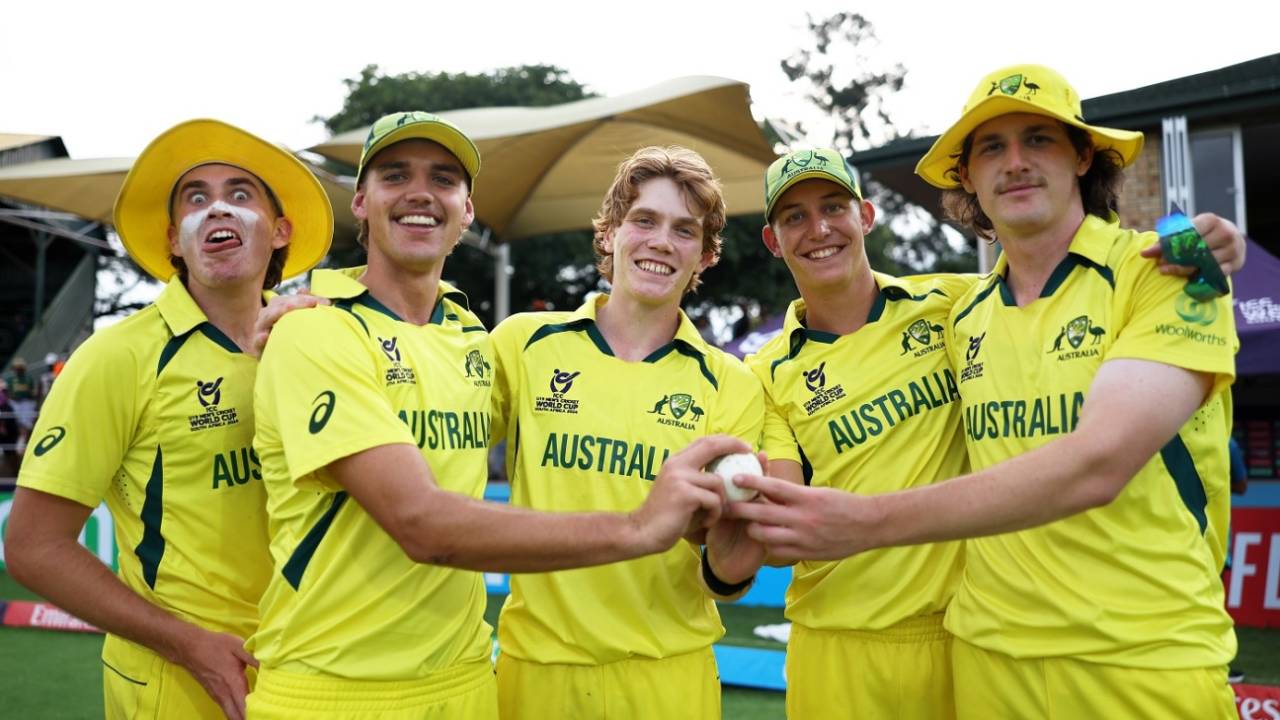 Raf MacMillan photobombs the fast-bowlers, Australia vs India, final, Benoni, Under-19 World Cup, February 11, 2024