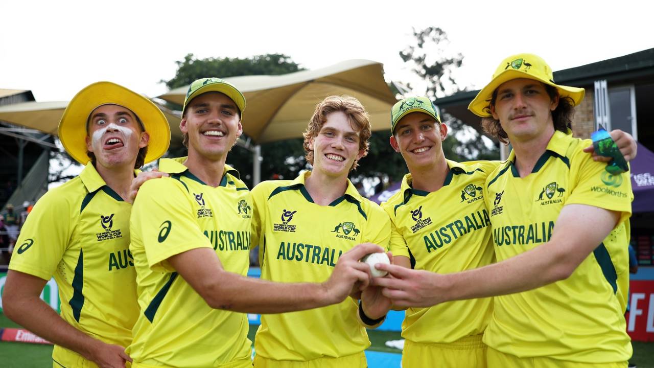Raf MacMillan photobombs the fast-bowlers, Australia vs India, final, Benoni, Under-19 World Cup, February 11, 2024
