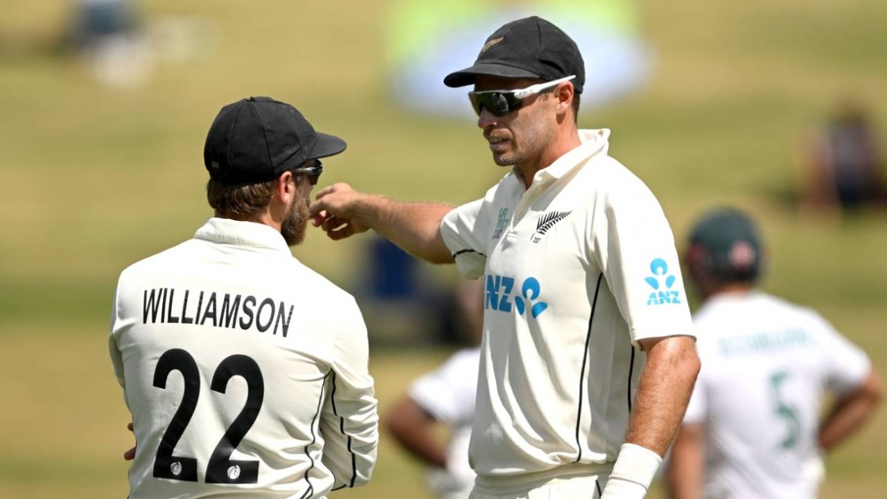 Tim Southee has a chat with Kane Williamson, New Zealand vs South Africa, 2nd Test, Hamilton, 3rd day, February 15, 2024