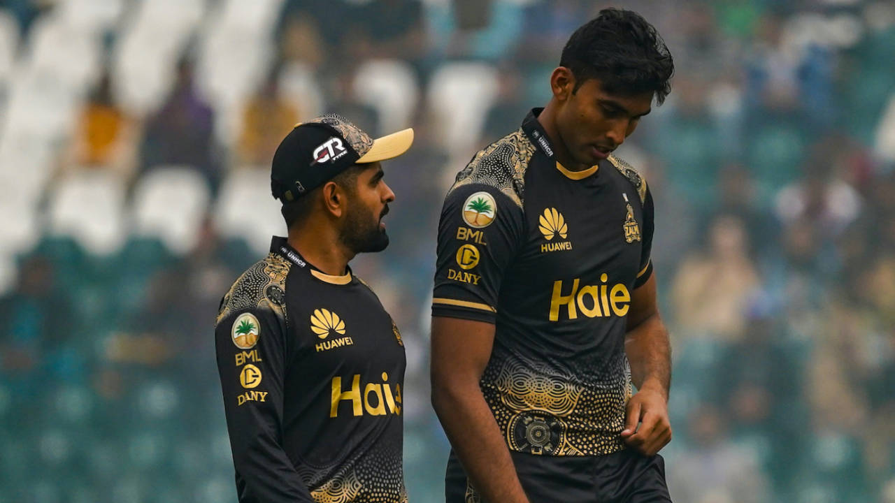 Babar Azam has a word with 17-year-old debutant Mohammad Zeeshan, Peshawar Zalmi vs Quetta Gladiators, PSL 2024, Lahore, February 18, 2024