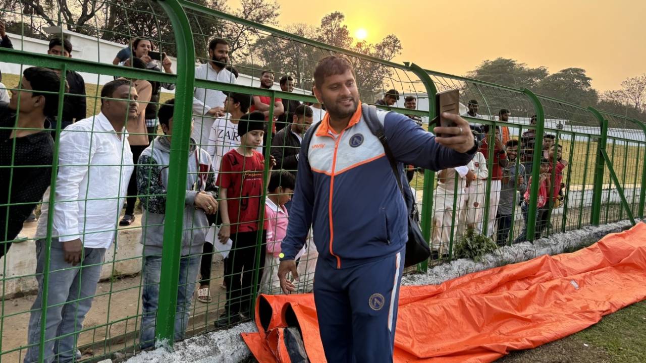 Saurabh Tiwary clicks a selfie with his fans, Jharkhand vs Rajasthan, Ranji Trophy 2023-24, day four, Jamshedpur, February 19, 2024