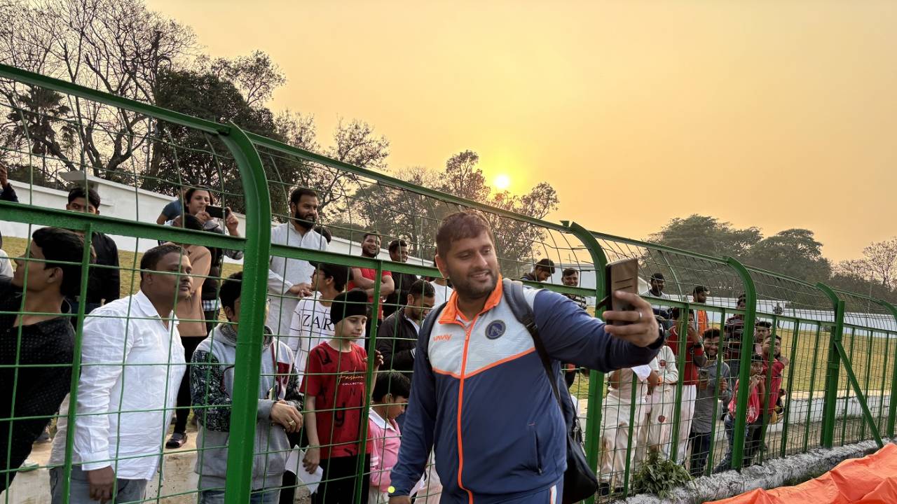 Saurabh Tiwary clicks a selfie with his fans