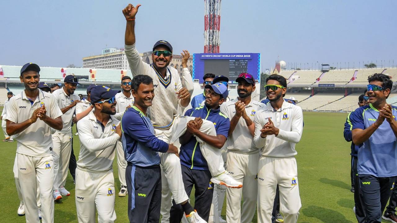 Manoj Tiwary was carried off the field by his team-mates, Bengal vs Bihar, Ranji Trophy 2023-24, 3rd day, Kolkata, February 18, 2024