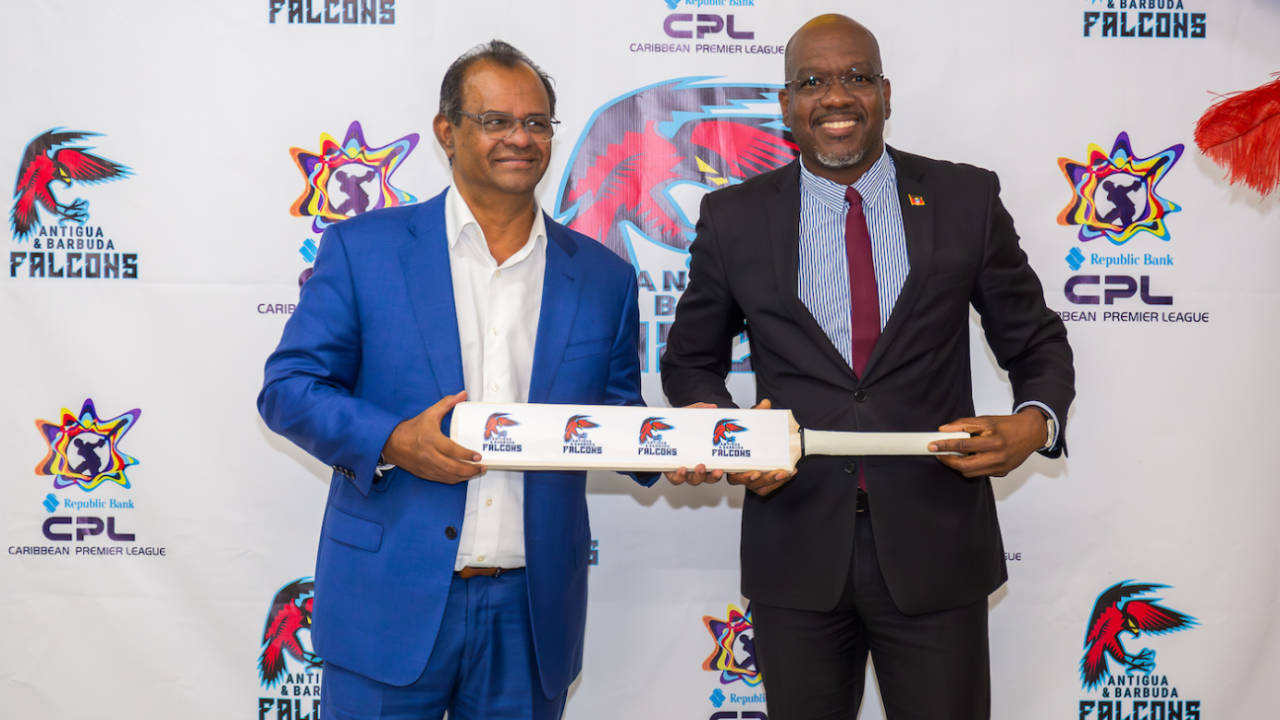 Krishna Persaud (left) at the ceremony to unveil Antigua & Barbuda Falcons&nbsp;&nbsp;&bull;&nbsp;&nbsp;CPL T20
