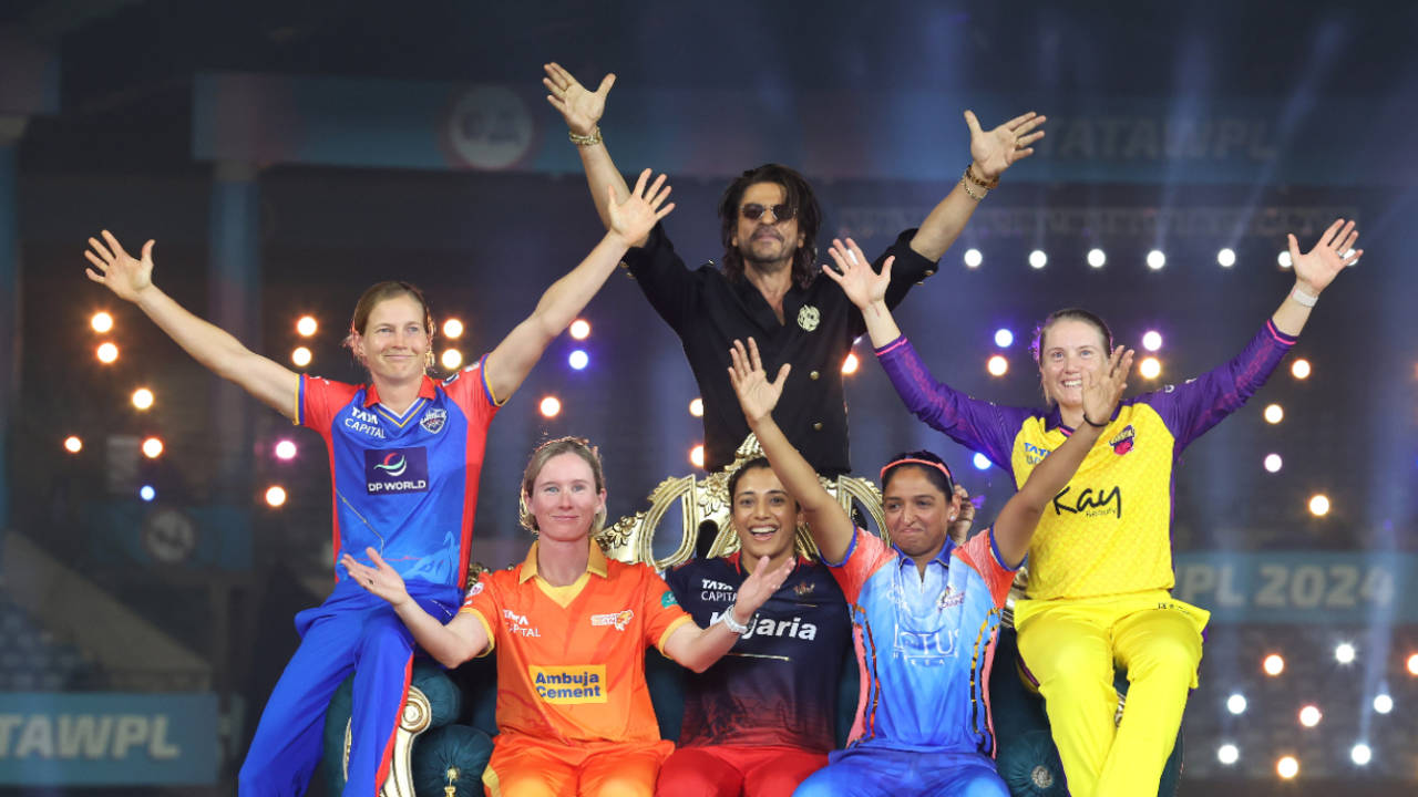The WPL captains strike a pose with actor Shah Rukh Khan at the opening ceremony, Delhi Capitals vs Mumbai Indians, WPL 2024, Bengaluru, February 23, 2024