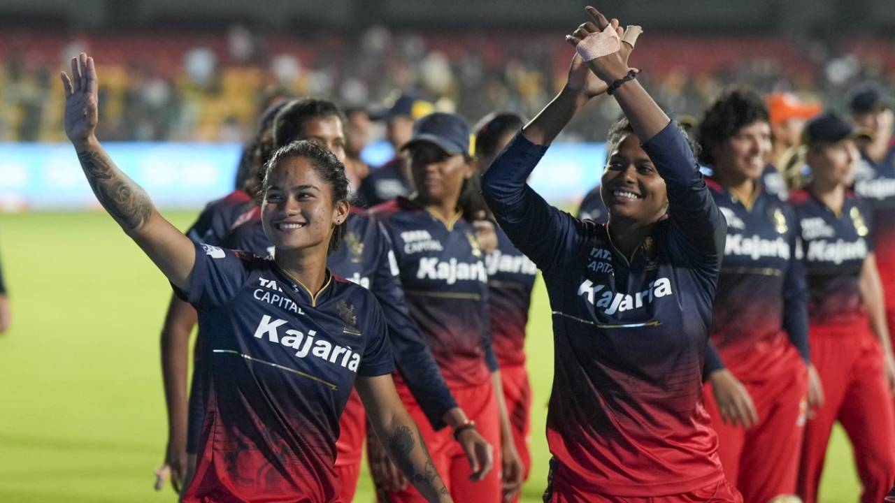 RCB players led by Simran Bahadur and Indrani Roy acknowledge the crowd support, UP Warriorz vs Royal Challengers Bangalore, WPL 2024, Bengaluru, March 4, 2024