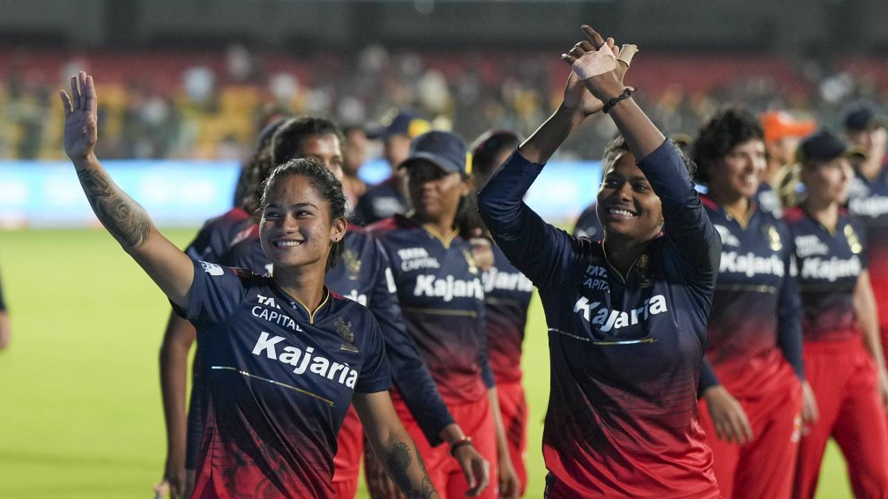 RCB players led by Simran Bahadur and Indrani Roy acknowledge the crowd support, UP Warriorz vs Royal Challengers Bangalore, WPL 2024, Bengaluru, March 4, 2024