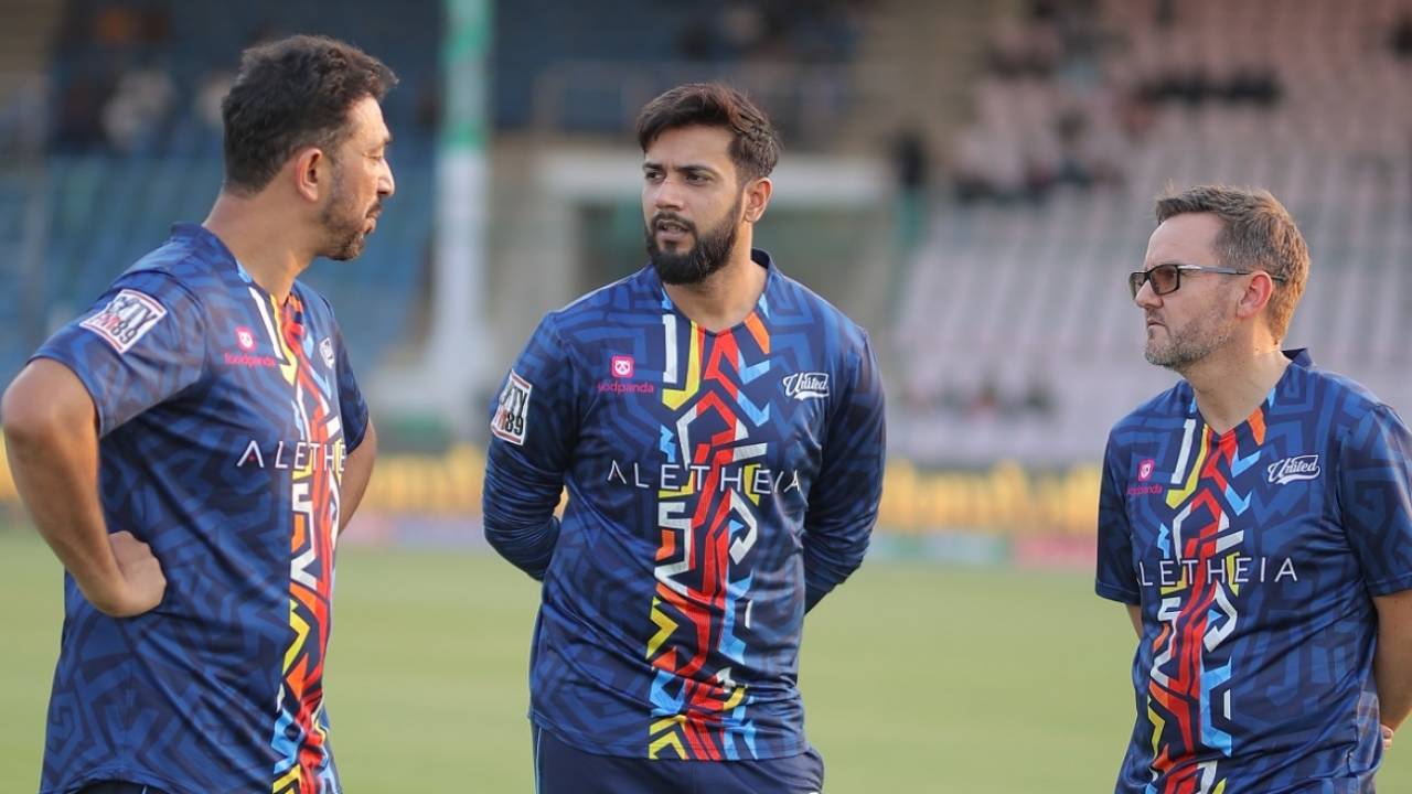 Bowling coach Azhar Mahmood, allrounder Imad Wasim and head coach Mike Hesson busy in discussion, PSL 2024, March 9, 2024