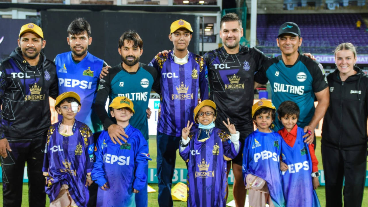 Players and their special guests strike a pose on Gold Ribbon Day in Karachi, a bid by the PCB to raise awareness on childhood cancers, Multan Sultans vs Quetta Gladiators, PSL 2024, Karachi, March 12, 2024