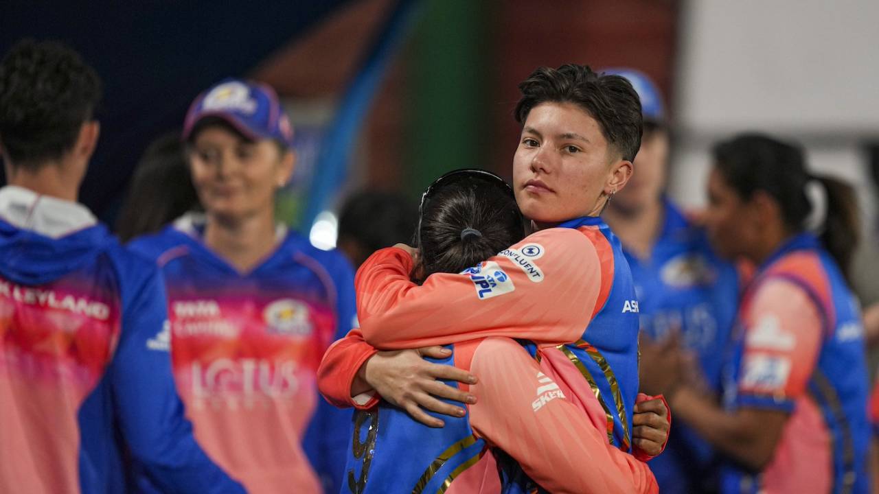 Issy Wong consoles a team-mate after Mumbai's elimination