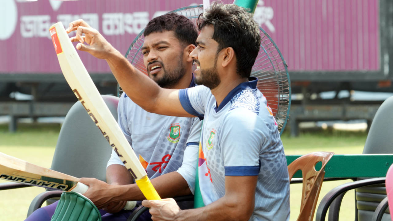 Najmul Hossain Shanto and Mehidy Hasan Miraz have a bat chat, Bangladesh vs Sri Lanka, 3rd ODI, Chattogram, March 17, 2024