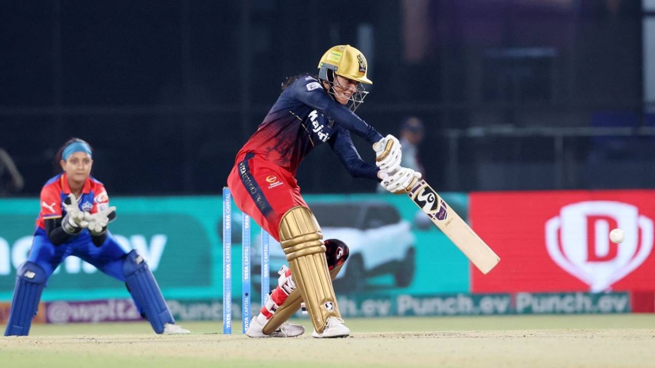 Smriti Mandhana drives on the off side, Delhi Capitals vs Royal Challengers Bangalore, final, WPL, Delhi, March 17, 2024